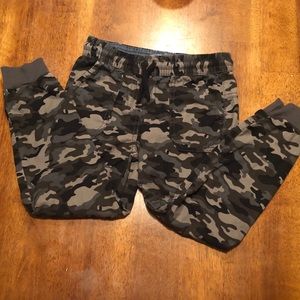 Boys Epic Threads camo pants, size 6